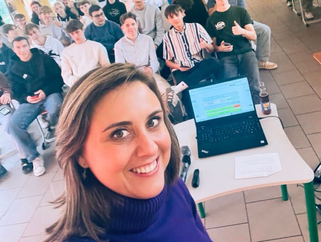 Groep studenten luistert naar uitleg van Tessa
