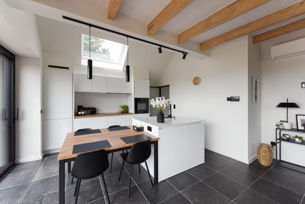 Gerenoveerde keuken met houten balken die bewaard bleven
