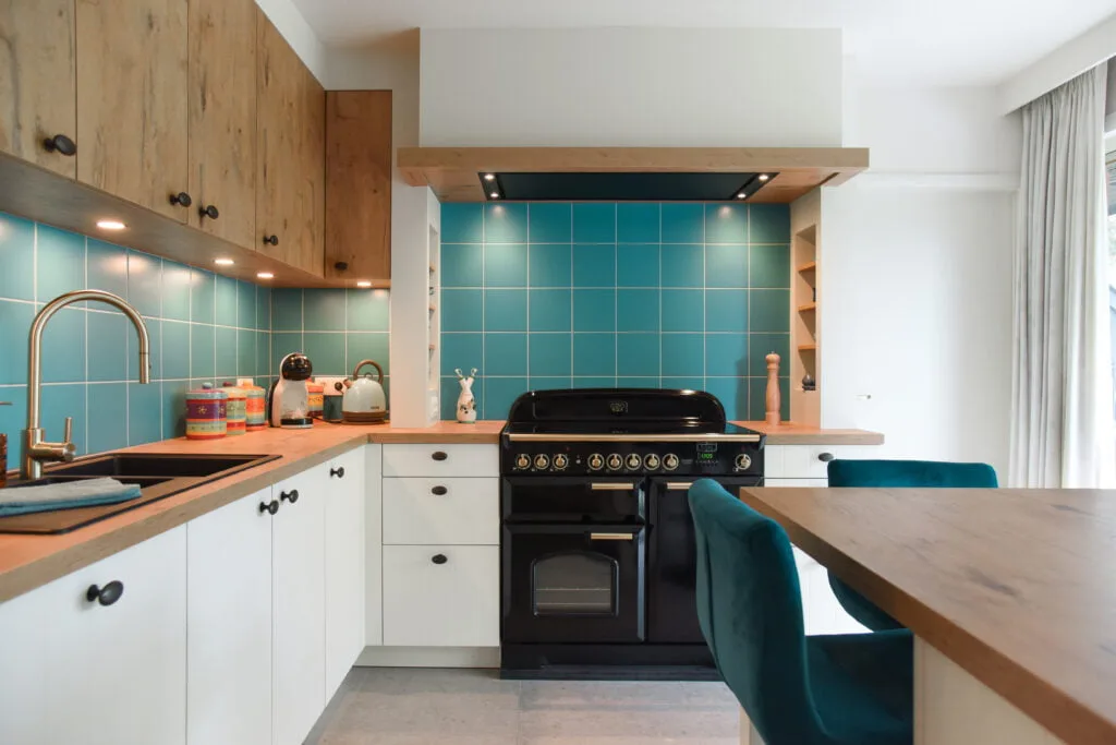 keuken in landelijke stijl met groot fornuis in zwart en blauwe tegels