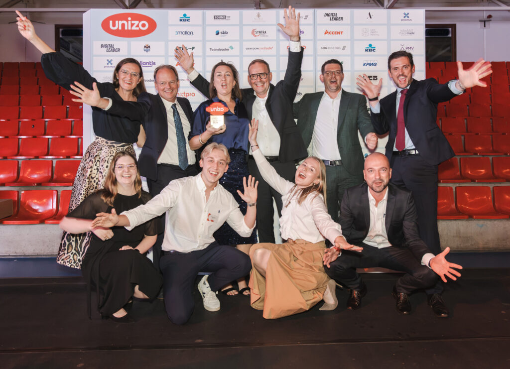 Juichend team voor de sponsor wall van de Unizo award voor de KMO van het Jaar 2026