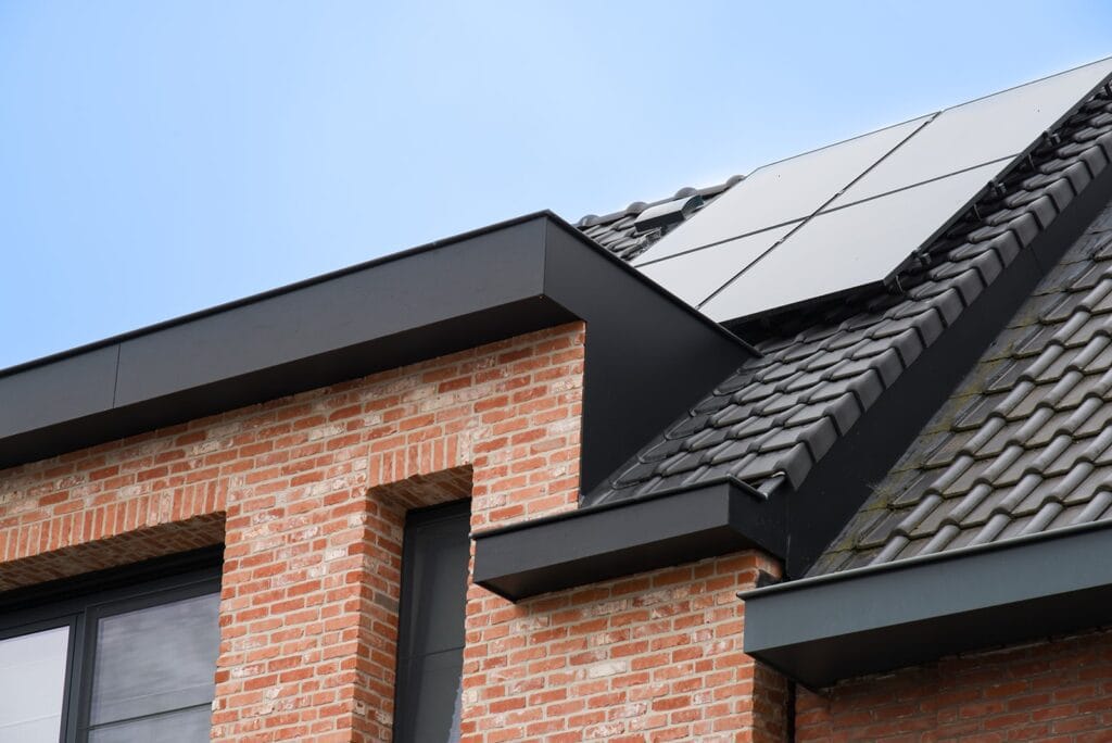 Zonnepanelen geïnstalleerd op dak van bel-étage