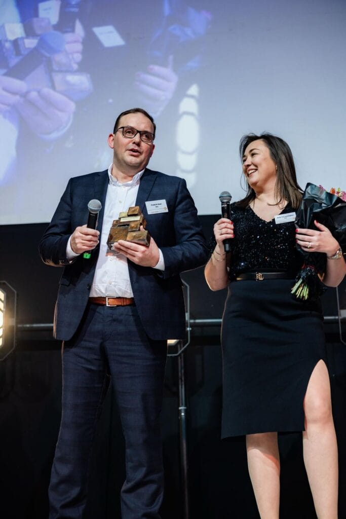 Kelly en Frederik op het podium tijdens de uitreiking van de award 'Werkgever van het Jaar'.