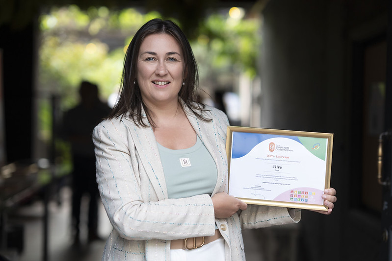 Kelly, bestuurder Tifre met het certificaat van VOKA voor duurzaam ondernemen