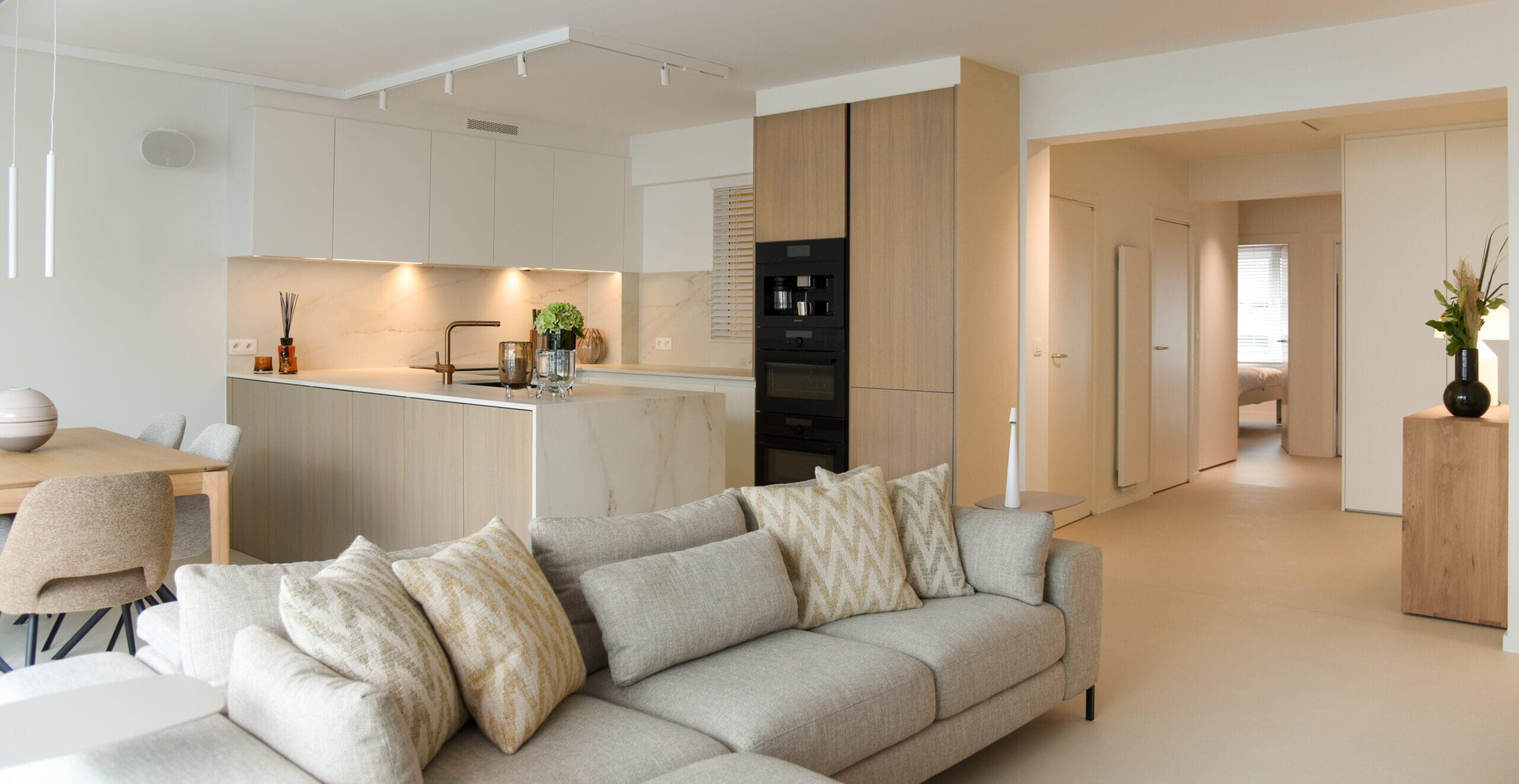 Interieur renovatie Knokke met keuken en beige zetel