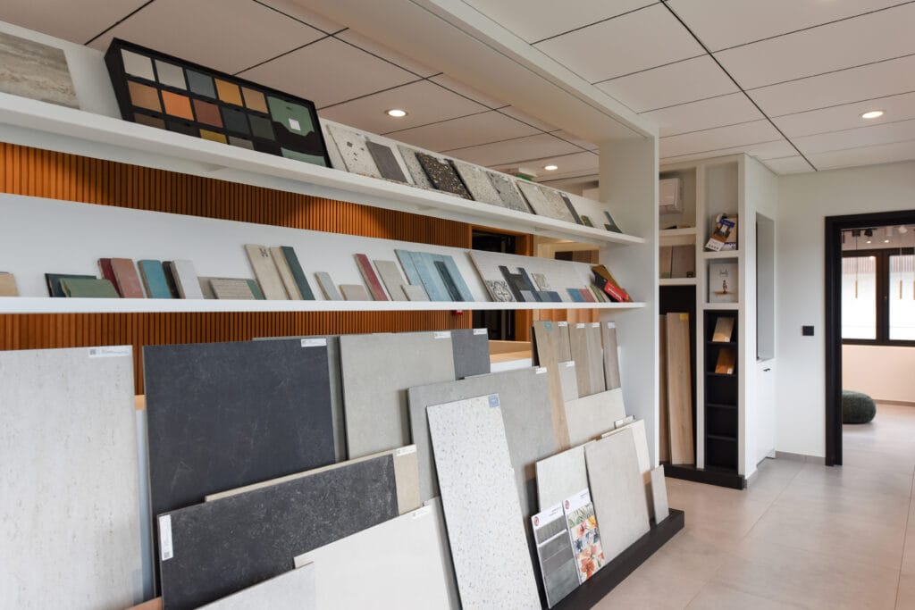 Stalenkast met keramische vloeren, natuursteen en andere tegels in verschillende kleuren