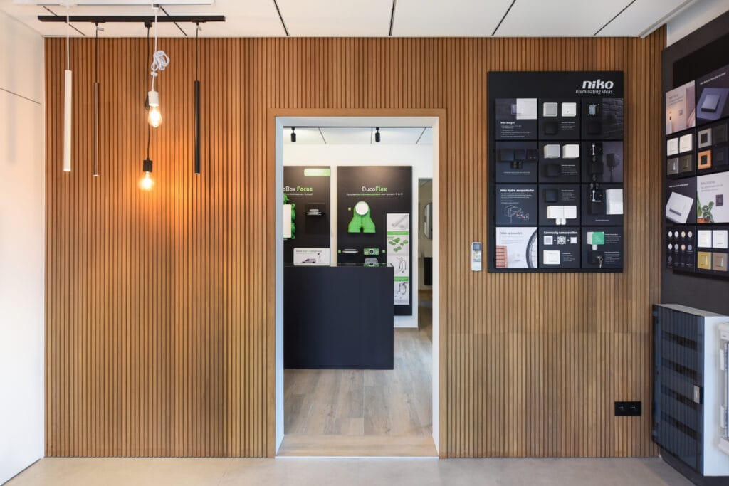 Stalenkamer met schakelaars van Niko, sanitair en ventilatie